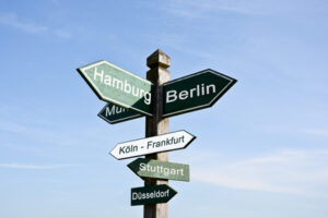 Wegweiser mit deutschen Städten – Kennzeichenmitnahme ist überall möglich