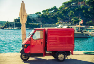 typisches italienisches Auto am Meer – mit dem Auto nach Italien