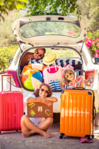 Familie beim Packen für einen Urlaub mit Auto