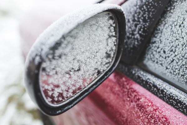 Vereiste Scheiben sind für Autofahrer im Winter ein Ärgernis