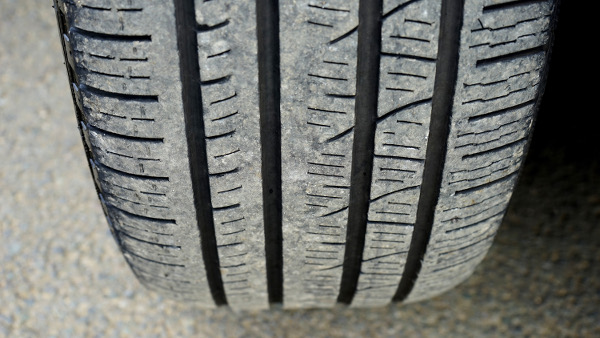 Vor allem beim Autofahren im Winter ist eine ausreichende Tiefe des Reifenprofils wichtig