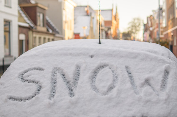 Fahren Sie im Winter nicht mit einem schneebedeckten Auto