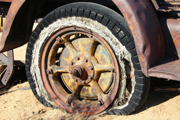 Wäre mit Reifenwechsel nicht passiert, altes Auto mit plattem Reifen
