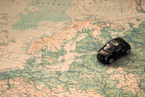 Mit dem Auto durch Europa – Spielzeugauto auf der Landkarte