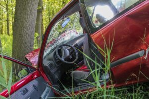 Unfall: Auto prallt gegen Baum