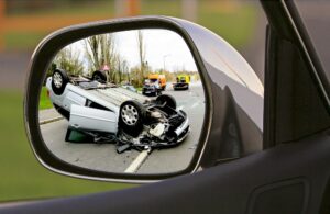 Verunglücktes Auto im Rückspiegel