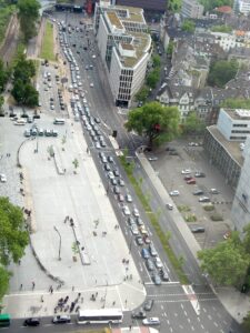 Kölner Straßenzug-Luftaufnahme:Stockender Verkehr